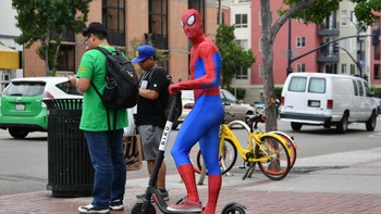 Spider-Man ini bukan kehabisan jaring laba-laba melainkan cuma gaya dari cosplayer di Comic Con 2018. (Foto: Dia Dipasupil/Getty Images)