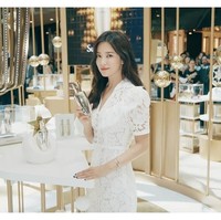 Meskipun sedang menghadapi kasus perceraian, aktris 37 tahun ini tetap terlihat segar dan cantik. Rambut tergerainya ditata bergelombang sementara wajah dipulas makeup natural. Foto: Instagram/@sulwhasoo.official, @harpersbazaarhk