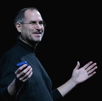 Siapa tak kenal mendiang Steve Jobs, salah satu orang penting dan CEO Apple? Steve ternyata diserahkan orangtua kandungnya saat lahir di tahun 1955 dan langsung diadopsi Paul dan Clara Jobs, pasangan asal San Francisco yang tidak bisa punya anak sendiri. Foto: Justin Sullivan/Getty Images