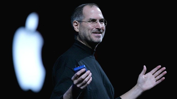 SAN FRANCISCO - JANUARY 11:  Apple CEO Steve Jobs delivers a keynote address at the 2005 Macworld Expo January 11, 2005 in San Francisco, California.  (Photo by Justin Sullivan/Getty Images)
