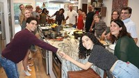 Dalam rangka Tofurkey Day, Cameron berserta keluarga merayakannya dengan masak besar. Pose saling bergandengan antar keluarganya ini memperlihatkan kedekatan Cameron dengan keluarga. Foto: instagram @thecameronboyce