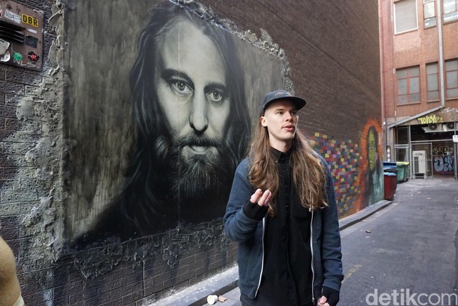 Ada banyak metode yang dilakukan seniman saat membuat karya di gang-gang di Melbourne. Ada yang membuat mural, grafiti, menaruh stickers hingga membuat lukisan yang begitu indah. Foto: Eny Kartikawati/Detikcom