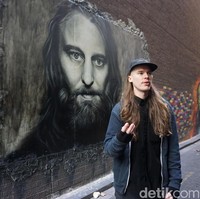 Ada banyak metode yang dilakukan seniman saat membuat karya di gang-gang di Melbourne. Ada yang membuat mural, grafiti, menaruh stickers hingga membuat lukisan yang begitu indah. Foto: Eny Kartikawati/Detikcom