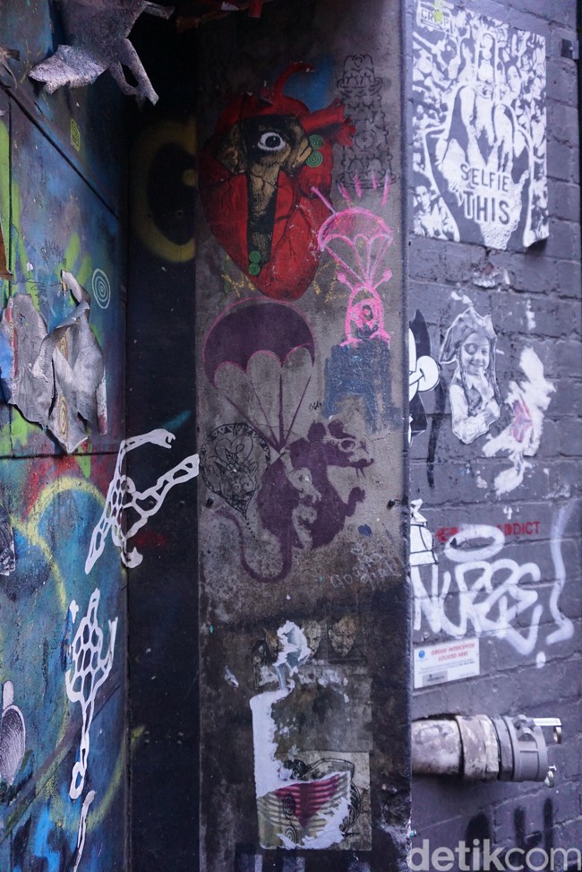 Begitu populernya Melbourne dengan gang-gangnya yang dipenuhi street art, seniman dari berbagai belahan dunia pun datang ke sini. Salah satunya seniman jalanan terkenal Bansky. Dan inilah salah satu karya Bansky yang dikenal dengan karya hitam-putihnya itu. Karya Bansky ini bisa ditemukan di AC/DC Lane. Foto: Eny Kartikawati/Detikcom