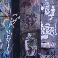 Begitu populernya Melbourne dengan gang-gangnya yang dipenuhi street art, seniman dari berbagai belahan dunia pun datang ke sini. Salah satunya seniman jalanan terkenal Bansky. Dan inilah salah satu karya Bansky yang dikenal dengan karya hitam-putihnya itu. Karya Bansky ini bisa ditemukan di AC/DC Lane. Foto: Eny Kartikawati/Detikcom
