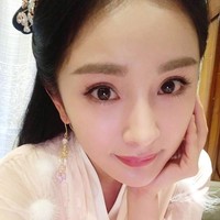 Beruntung dalam karier tidak demikian dengan urusan cinta, itulah nasib Yang Mi. Pernikahannya dengan artis Hong Kong, Hawick Lau, hanya bertahan empat tahun. Menikah di Bali pada 2014, Yang Mi dan Hawick Lau memilih bercerai pada awal 2018. Dari pernikahan tersebut keduanya dikaruniai seorang putri. Foto: Instagram @yangmi_