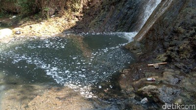 Tercemar Limbah, Air Sungai Desa Klepu Hitam dan Berlendir