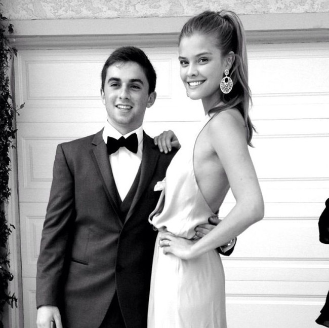 Model Victorias Secret Nina Agdal membuat pesta prom yang tak akan terlupakan bagi salah satu remaja SMA ini. Ia bersedia jadi teman kencannya di pesta malam perpisahan, setelah sebelumnya remaja pria tersebut ditolak Kate Upton. Aku sangat berterimakasih  manajemennya menghubungiku, sebuah pengalaman sekali seumur hidup, ujarnya, seperti dikutip dari Brightside. (Foto: Instagram)