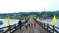Jembatan Mon, dibangun tahun 1986 dengan bahan kayu jati untuk koneksi kedua komunitas. Inilah jembatan kayu terpanjang di Thailand dan terpanjang kedua di dunia (John McMahon/BBC)