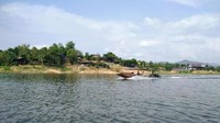 Mereka menamai pemukiman baru Sangkhlaburi, sama dengan desa yang telah mereka hilangkan. Kini, kedua suku itu disebut Sangkhlaburi dan hidup di titik di mana Sungai Sangkalia mengalir ke bendungan (John McMahon/BBC