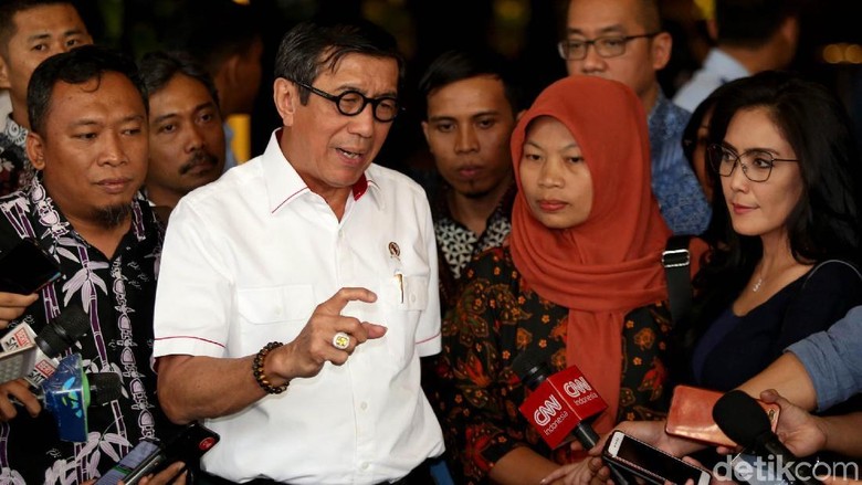 Menkum HAM Susun Pertimbangan Amnesti Baiq Nuril untuk Jokowi Menkum HAM Susun Pertimbangan Amnesti Baiq Nuril untuk Jokowi