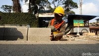Penantaan trotoar ini untuk memberikan rasa nyaman pejalan kaki.