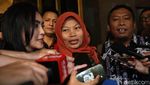 Senyum Baiq Nuril Saat Didampingi Rieke ke Kantor Kemenkum HAM