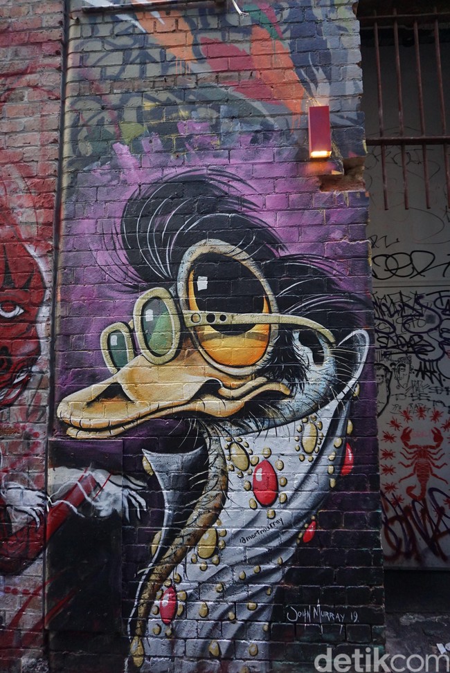 Meski demikian menurut Kasper tidak semua seniman jalanan memahami aturan tidak tertulis tersebut. Jadi siapa saja bisa membuat tag pada tembok tanpa peduli apa yang sedang ada di tembok itu. Ya itu bukan karena mereka tidak sopan. Ya memang hanya karena mereka tidak tahu seni itu apa, apa itu seniman yang baik dan berapa lama seni itu seharusnya bertahan, ujarnya. Foto: Eny Kartikawati/Detikcom