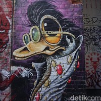 Meski demikian menurut Kasper tidak semua seniman jalanan memahami aturan tidak tertulis tersebut. Jadi siapa saja bisa membuat tag pada tembok tanpa peduli apa yang sedang ada di tembok itu. Ya itu bukan karena mereka tidak sopan. Ya memang hanya karena mereka tidak tahu seni itu apa, apa itu seniman yang baik dan berapa lama seni itu seharusnya bertahan, ujarnya. Foto: Eny Kartikawati/Detikcom