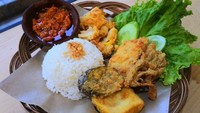 Kedai Ayam Geprak Geprek menawarkan menu geprek yang tak biasa. Ada menu ayam geprek fillet yang disajikan dengan sambal dabu-dabu. Foto: istimewa