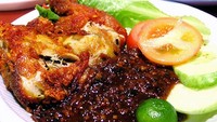 Menu geprek dan penyetan enak murah meriah bisa dinikmati di kedai Bu Sri, Menteng. Sambalnya yang kehitaman dan berminyak membuat menu di sini sulit ditolak.  Foto: istimewa