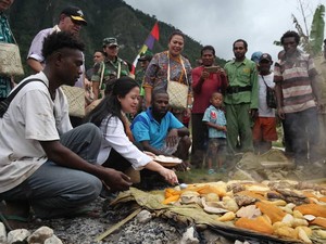 Puan Maharani Kenang Serunya Tradisi Bakar Batu di Papua