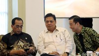 Jokowi meminta agar para menterinya berhati-hati menghadapi kondisi ini.
