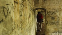 Selain itu, terdapat coretan vandalisme di bangunan tersebut. Baik di dalam maupun di dalam Benteng Legokjawa. Pasalnya, bangunan ini tak terpantau dan relatif jauh dari tempat aktivitas warga. (Yudha Maulana/detikcom)