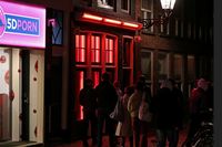  Etalase kaca dengan warna merah, tempat pekerja seks menjajakan diri (Reuters)
