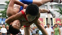 Gulat menduduki posisi penting legenda dan sastra. Gulat yang dikenal saat itu adalah gulat kompetisi, tidak dibentingi oleh peraturan. Namun bangsa Yunani menjadikannya salah satu cabang olahraga hingga kini. Gettyimages.