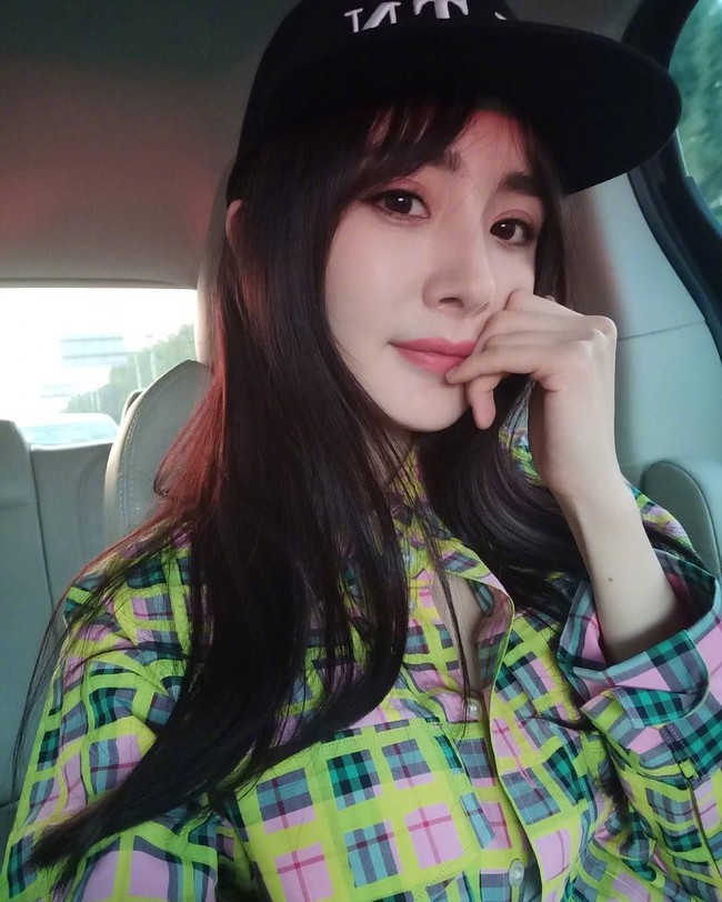 Yang Mi disebut-sebut sebagai aktris yang jadi favorit sutradara di China. Hal itu pun terbukti dari puluhan judul film dan serial televisi yang dibintanginya. Bahkan pernah dalam setahun dia muncul di 11 serial drama televisi. Foto: Instagram @yangmi_