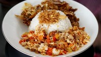 Di kawasan Antasari, ada kedai Ayam Geprek Wong Sugih yang cocok di lidah para penggemar makanan pedas. Cabai yang berlimpah bikin ayam ini membakar lidah. Foto: istimewa