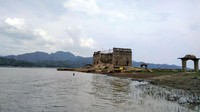 Salah satu daya tarik Sangkhlaburi adalah Wat Saam Prasob, vihara Mon yang tenggelam 40 tahun yang lalu bersama kota setelah bendungan selesai dibangun. Di musim kemarau November-Februari, air waduk surut, kuil muncul kembali ke permukaan (John McMahon/BBC) 