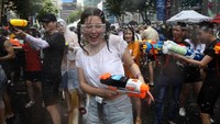 Selain digelar untuk menyambut musim panas, perang pistol air juga jadi salah satu perayaan yang paling ditunggu oleh warga. Pasalnya tak ada hal yang lebih menyenangkan selain bermain air di kala musim panas. Chung Sung-Jun/Getty Images.