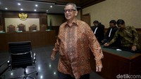 Majelis hakim menolak nota keberatan (eksepsi) yang diajukan Sofyan Basir terhadap dakwaan jaksa dalam perkara kasus suap proyek PLTU Riau-1 yang digelar di Pengadilan Tipikor Jakarta, Senin (8/7/2019).