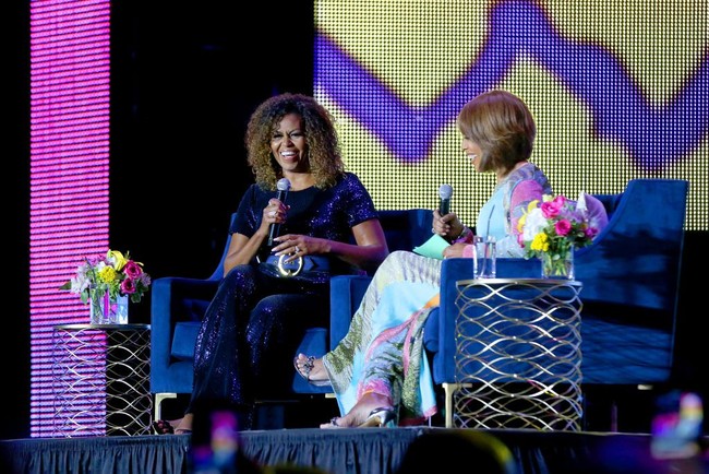 Sempat rehat sejenak dari promosi buku biografinya, Becoming, Michelle Obama kembali menunjukkan batang hidungnya di sebuah acara besar. Mantan Ibu Negara AS itu menjadi tamu spesial di 25th Essence Festival yang digelar di Superdome, New Orleans, AS, pada Sabtu (6/7/2019). (Foto: Bennett Raglin/Getty Images for ESSENCE)