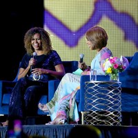 Sempat rehat sejenak dari promosi buku biografinya, Becoming, Michelle Obama kembali menunjukkan batang hidungnya di sebuah acara besar. Mantan Ibu Negara AS itu menjadi tamu spesial di 25th Essence Festival yang digelar di Superdome, New Orleans, AS, pada Sabtu (6/7/2019). (Foto: Bennett Raglin/Getty Images for ESSENCE)