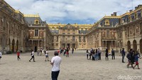 Selain punya Menara Eiffel, Paris juga punya Istana Versailles yang tak kalah menarik untuk dikunjungi traveler. Bangunan mewah yang bernama Château de Versailles alias Istana Versailles ini merupakan hunian berlapis emas yang dibangun pada 1682 di bawah pemerintahan Raja Louis XIV. Dengan uang yang banyak itu Raja Louis XIV memerintahkan dibangunannya Château de Versailles untuk menjadi tempat tinggal para kaum ningrat Prancis yang lokasinya tidak jauh dari Paris. Keluarga Kerajaan Prancis tinggal di istana itu sampai muncul Revolusi Prancis di 1789 yang melengserkan cucu buyut Raja Louis XIV, yaitu Louis XVI. Setelah tak ada lagi monarki di Prancis, istana megah tersebut akhirnya dijadikan museum dan terbuka untuk umum. Angga Aliya ZRF/detikcom.