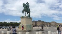 Istana Versailles yang berlapis emas ini dibangun tahun 1682 di bawah pemerintahan Raja Louis XIV. Patungnya ada di bagian halaman istana. (Angga Aliya/detikcom)