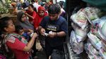 Warga Sunter Serbu Sembako Murah