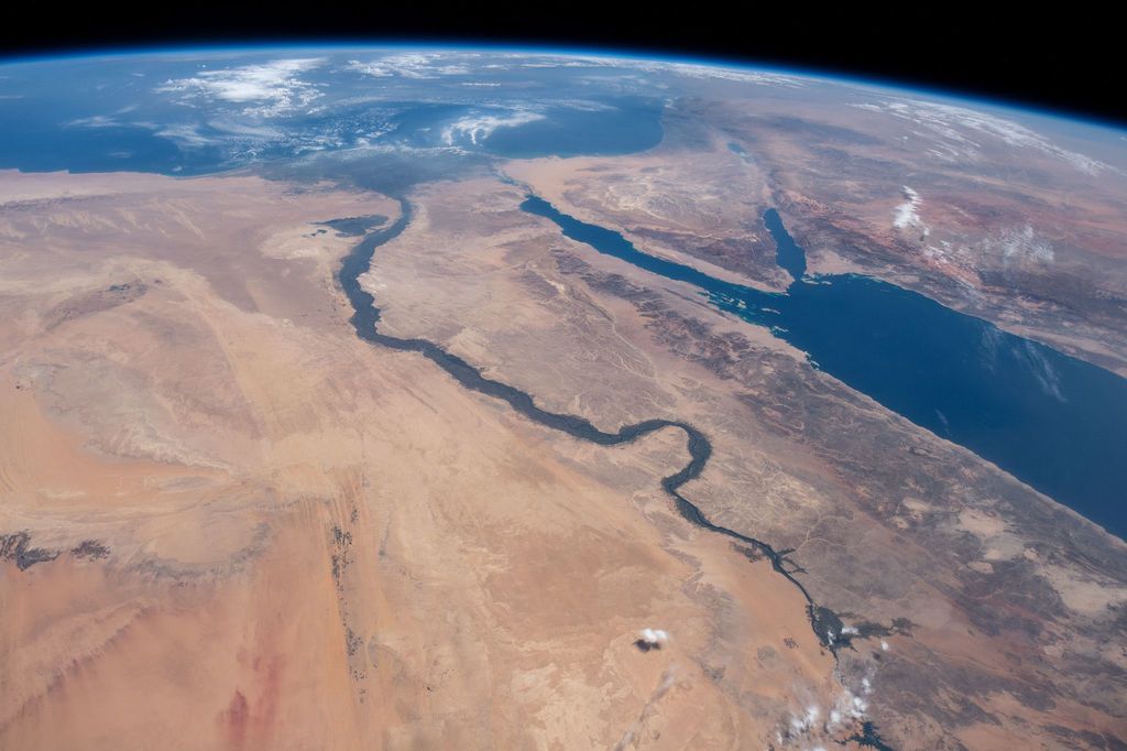 Sungai Nil, Laut Merah dan Laut Mediterania (10/6/2019) (Johnson/Nasa)Sungai Nil, Laut Merah dan Laut Mediterania dipisahkan oleh berbagai negara bergurun sepreti Mesir, Arab Saudi, Israel dan Yordania seperti terlihat dari Stasiun Luar Angkasa Internasional yang mengorbit 254 mil di atas Afrika.
