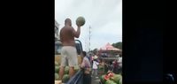 Keren! Aksi Kuli Panggul yang Sigap Tangkap Semangka dengan Tangan Kosong