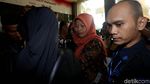 Senyum Baiq Nuril Saat Didampingi Rieke ke Kantor Kemenkum HAM