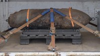 Sebuah bom bekas Perang Dunia II (PD II) yang belum meledak ditemukan di dekat kantor utama Bank Sentral Eropa di Frankfurt, Jerman. Bom seberat 500 kilogram ini diketahui merupakan peninggalan militer AS saat PD II beberapa dekade lalu. Foto: Boris Roessler/dpa/AFP