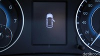 Ada tombol start stop engine yang memudahkan kita untuk menyalakan kendaraan. Sementara bagian interior lain yang cukup manis adalah audio di tengah dasbor yang memiliki desain floating alias mengambang.