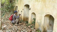 Tampak luar tiap ruangan itu memiliki satu pintu yang diapit dua jendela. Terlihat baut besi bekas engsel pintu masih menancap di luar dindingnya. Sementara bagian atap benteng tertutupi tanah dan belukar. (Yudha Maulana/detikcom)