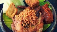 Penyet Ria Khas Bu Ruth ini menyediakan empal penyet dan mujair penyet. Harga seporsi penyetan ini juga murah meriah.  Foto: istimewa