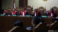 Selain itu, tim penasihat hukum dalam eksepsi juga keberatan dakwaan jaksa yang menyebut Sofyan Basir membantu atau memfasilitasi mantan anggota DPR Eni Maulani Saragih dan mantan Sekjen/Plt Ketua Umum Partai Golkar Idrus Marham menerima suap dari pengusaha Johanes Budisutrisno Kotjo. Hakim mengatakan Sofyan terlibat dalam di berbagai pertemuan di hotel, restoran, kantor PLN, dan rumahnya terkait pembahasan proyek ini.