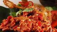 Bebek Omahan menyediakan berbagai menu bebek termasuk bebek penyet yang gurih berdaging lembut. Sambal uleg yang super pedas  di restoran ini siap bikin selera makan meningkat.  Foto: istimewa