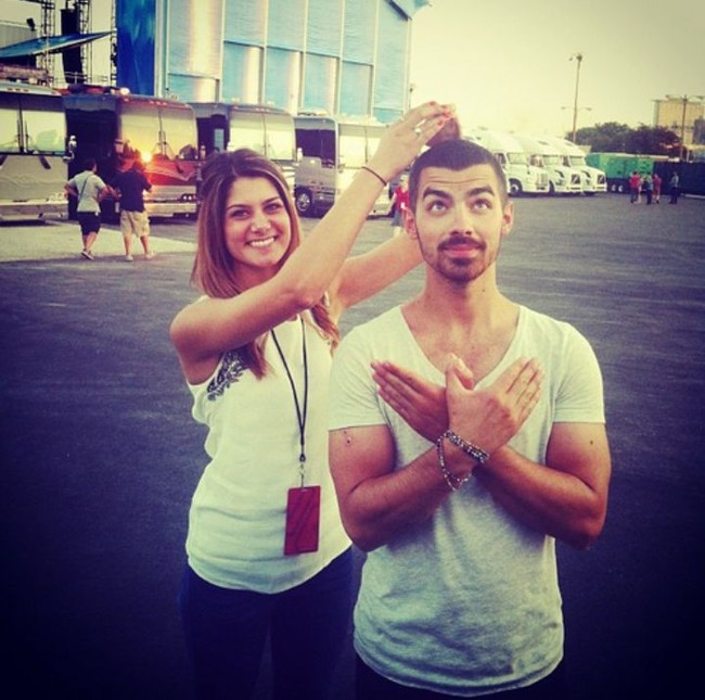 Kisah satu ini sedikit berbeda dari cerita kencan prom dengan selebriti lainnya. Seorang gadis bernama Shaina pernah meminta Joe Jonas menjadi pasangan prom-nya lewat video YouTube. Sang penyanyi sebenarnya bersedia menemaninya ke pesta dansa, namun jadwalnya bentrok. Akhirnya Joe mengundang Shaina datang ke konser The Jonas Brothers dan mengajaknya kencan setelahnya. (Foto: Instagram)