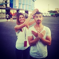 Kisah satu ini sedikit berbeda dari cerita kencan prom dengan selebriti lainnya. Seorang gadis bernama Shaina pernah meminta Joe Jonas menjadi pasangan prom-nya lewat video YouTube. Sang penyanyi sebenarnya bersedia menemaninya ke pesta dansa, namun jadwalnya bentrok. Akhirnya Joe mengundang Shaina datang ke konser The Jonas Brothers dan mengajaknya kencan setelahnya. (Foto: Instagram)