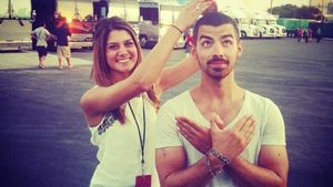 So Sweet, 6 Selebriti Jadi Teman Kencan Fans ke Pesta Prom