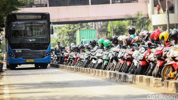 Ojol parkir sembarangan