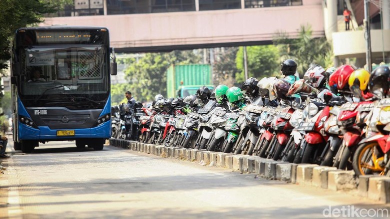 Ilustrasi ojol parkir sembarangan Foto: Rifkianto Nugroho Ilustrasi ojol parkir sembarangan Foto: Rifkianto Nugroho